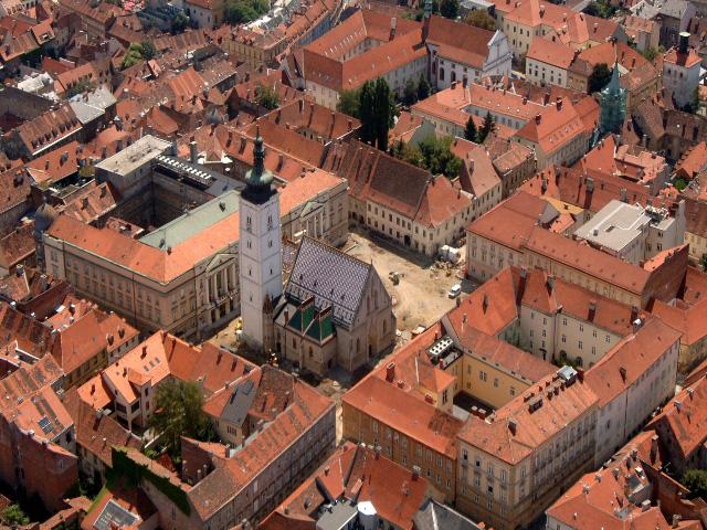 Gentský přístav se rozkládá na 36 km² a díky kanálu má spojení s mořem. Gent je významným dopravním uzlem. aždý den míří do města desítky tisíc lidí.