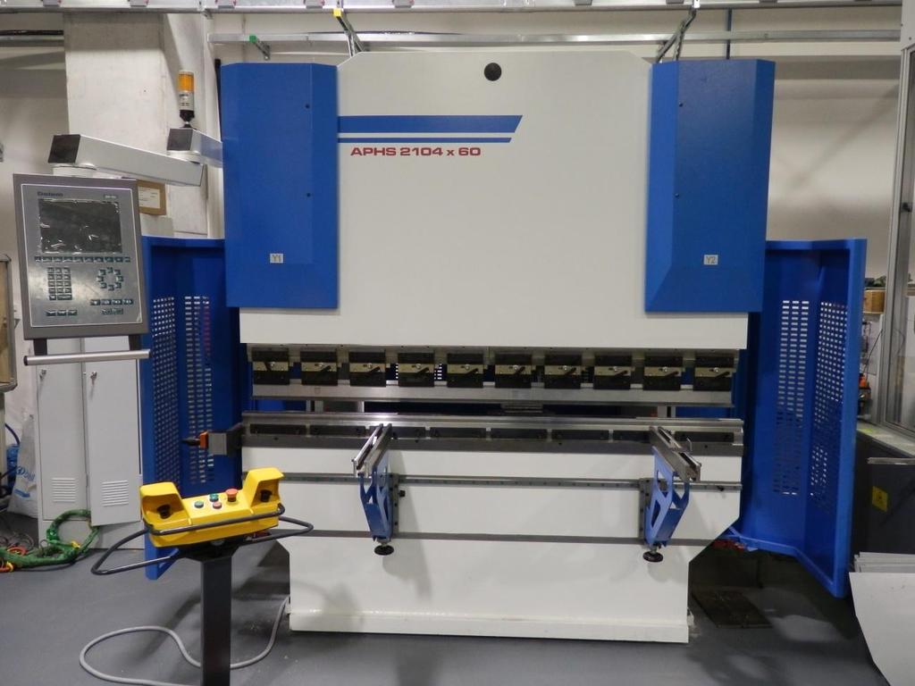 3.1 Ohraňovací lis APHS 2104 x 60 CNC hydraulický lis s nezávislými hydraulickými válci. Rám lisu je tvořen kovovým robustním svařencem.