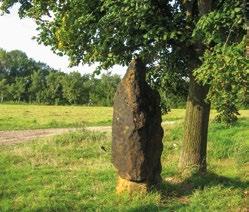 KAM na výlet Kamenná Baba u Slavětína Silueta kamene opravdu vzdáleně připomíná zahalenou ženskou postavu. Ve skutečnosti jde o menhir, kamenný blok svisle osazený v zemi.