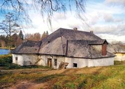 K budově přiléhá půlkruhově zaklenutá brána se zaobleným štítem. Bývalá hospoda je podélnou přízemní stavbou s klenutými chlévy.