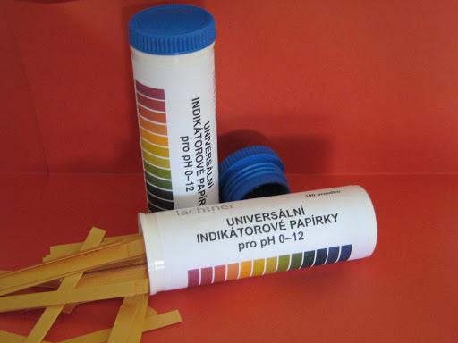 K měření ph můžeme využít řadu způsobů. Mezi nejjednodušší patří indikátorové papírky (obr. 5) nebo barevné indikátory.