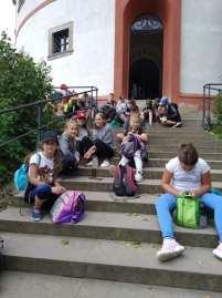 AKTUALITY Z DOB PŘED KARANTÉNOU Adaptační kurz 6.B V e středu, 9. září, jsme se ráno setkali ve škole. Po té, co všichni dorazili, tak jsme se vydali na vlakové nádraží v Mladé Boleslavi.
