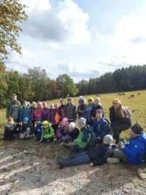 Po obědě se šli projít kolem chaty, kde na ně čekal úkol, který jim přichystal Krakonoš. Žáci měli najít čtvrtou vránu a tu trefit kamenem. Po chvilce ji našli, a když ji trefili, vydali se dál.