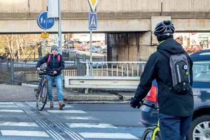 www.mestokralupy.cz CYKLISTIKA BŘEZEN 2021 KZ 9 Absence přejezdu pro cyklisty na páteřní cyklostezce Překážka na cyklostezce 2X FOTO: TOMÁŠ ČAPEK také ne.