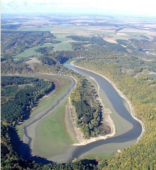 Hospodaření s omezenými vodními zdroji Program Hospodaření s omezenými vodními zdroji spolupráce s odběrateli (závlahy) Vyvinut Povodím Moravy v roce 2014