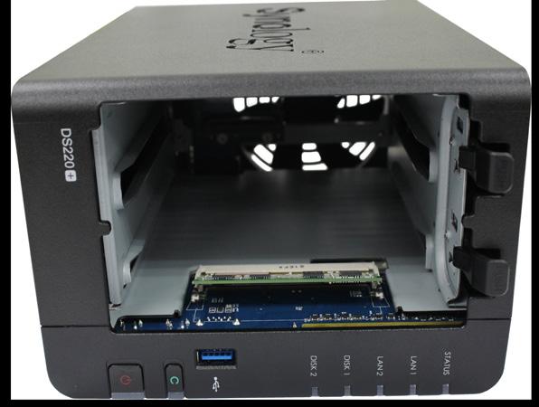 Odpojte od zařízení Synology NAS všechny kabely, abyste zabránili poškození. 2 Ze dvou šachet disků vyjměte dvě přihrádky na pevné disky.