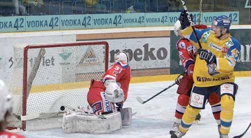 Sobota 12. 3. 2011 Ve čtvrtém utkání se rozhodovalo zda Slovan sérii ukončí nebo se budeme vracet zpět do Ús. Vítězstvím 5:2 Slovan zasloženě postoupil do finále 1. ligy.