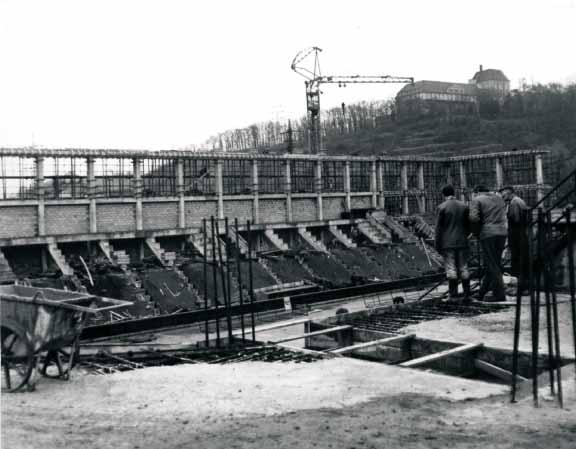 Snímek z výstavby kryté haly, pravděpodobně z r. 1970. V pozadí je vidět obvodový plášť severní tribuny a čás východní.