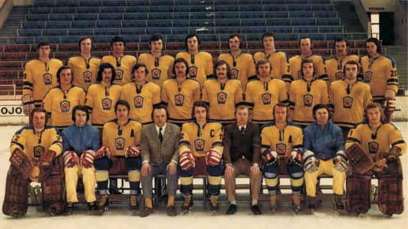 1974 1975 V této sezóně jsme si opět polepšili v I. NHL, dosáhli jsme 55 bodů a obsadili nádherné 3. místo. První řada zleva: Mráz, Kaisr - asistent trenéra, Cerman, Ka a - ved. mužstva, Mareš, MUDr.