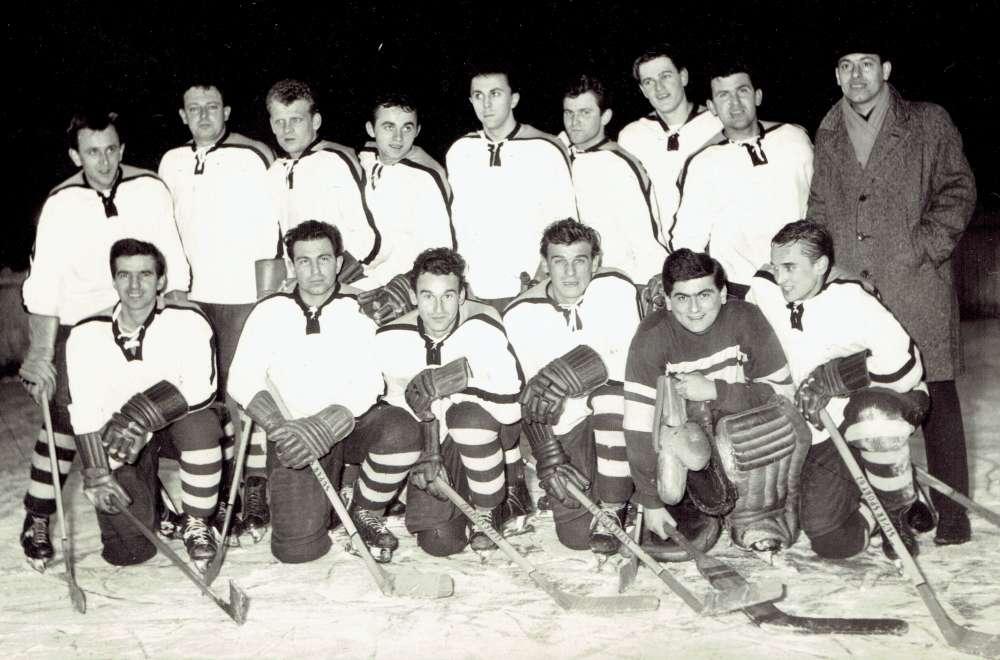 Od sezóny 1965/66 se muži vrátili do krajské soutěže. Dolní řada: Schejbal, Havlena, Hodný, L. Martinec, Vybíral a P. Richter, nahoře J. Richter, Mráz, Stasiowski, B.