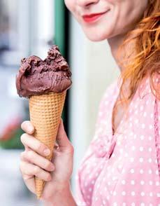 ZLATÝ ZMRZLINÁ PRAGUE ICE CREAM FESTIVALU 2016 HONZA HOCHSTEIGER CTÍ KLASICKÉ EMESLO, ALE SLEDUJE I MODERNÍ TRENDY.