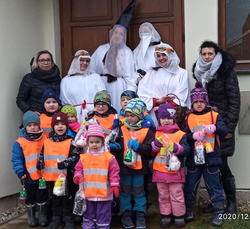 A ano, na děti tam opravdu někdo čekal. Ambrož lákal kolemjdoucí na cukrovinky, Lucka strašila přítomné metličkou a Barborky dětem nadělily krásné dárky.