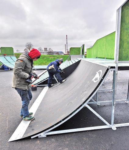 Městu se pak podařilo získat na projekt dotaci a z rozpočtu dofinancovalo pořízení překážek, uvedl místostarosta Igor Bruzl s tím, že vybavení skateparku vyšlo na téměř 1,8 milionu.