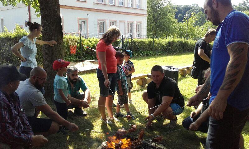 ŠKOLNÍ SLAVNOST Na závěr školního roku nesměla chybět školní slavnost, na které děti čekal veselý program s klauny plný písniček a soutěží.