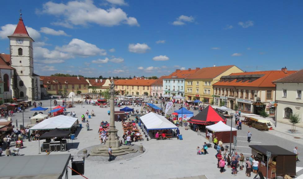 Knihovna 21. století. Cílem je podpořit rozvoj dětského čtení a podílí se na něm kromě městské knihovny také další organizace zabývající se volnočasovými aktivitami pro děti (DDM, ZUŠ).