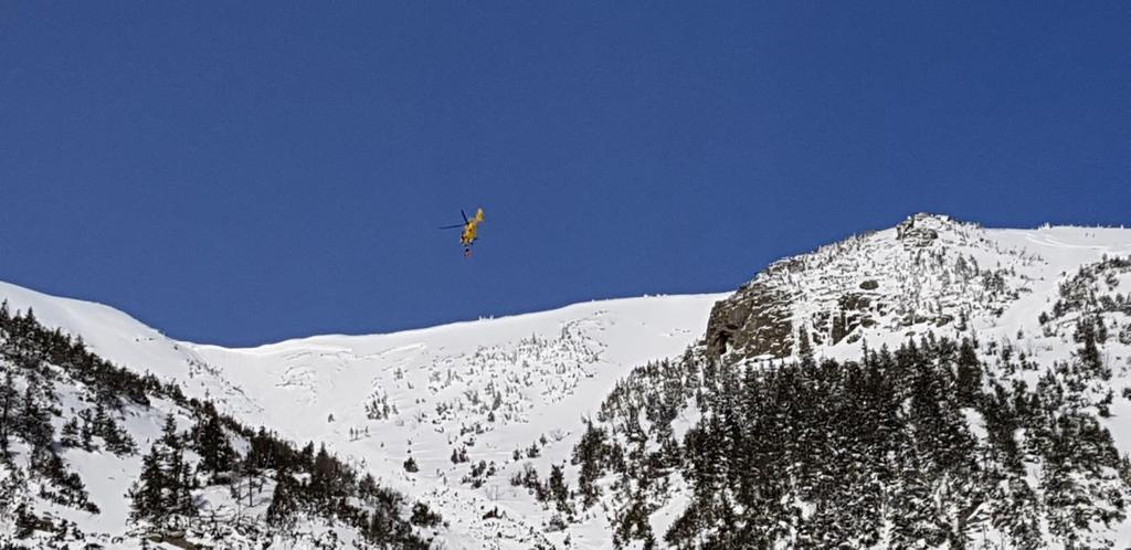 Přílet vrtulníku do střední části pro vyzvednutí staršího skialpinisty (15. 2. 2012-13.42) Do prostoru, kde se nachází starší skialpinista, přilétá přivolaný vrtulník.