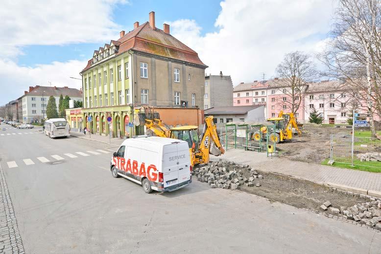 Stavební práce na přestupním uzlu mají podle harmonogramu trvat do konce září a vyžádají si přechodná omezení dopravy. Krom cyklistů míří k nádraží také spousta motoristů.