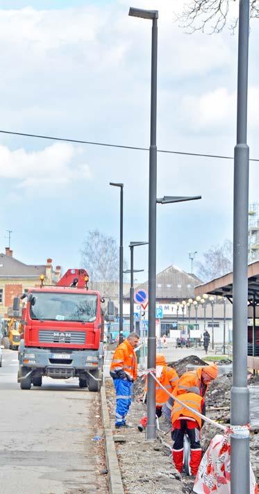 Dlouhodobá stání už vyrostla na podzim rozšířením parkoviště, které před lety zaujalo místo po volejbalovém hřišti. Další vzniknou na ploše tržnice, která se o třetinu zmenší.