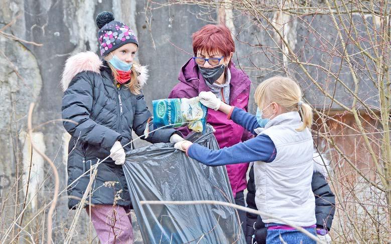 Do gruntování se tak pustili dobrovolníci v rámci letošních jarních úklidů. kuriózní nález. Objevili na jednom místě černou sukni a šedé trenýrky.