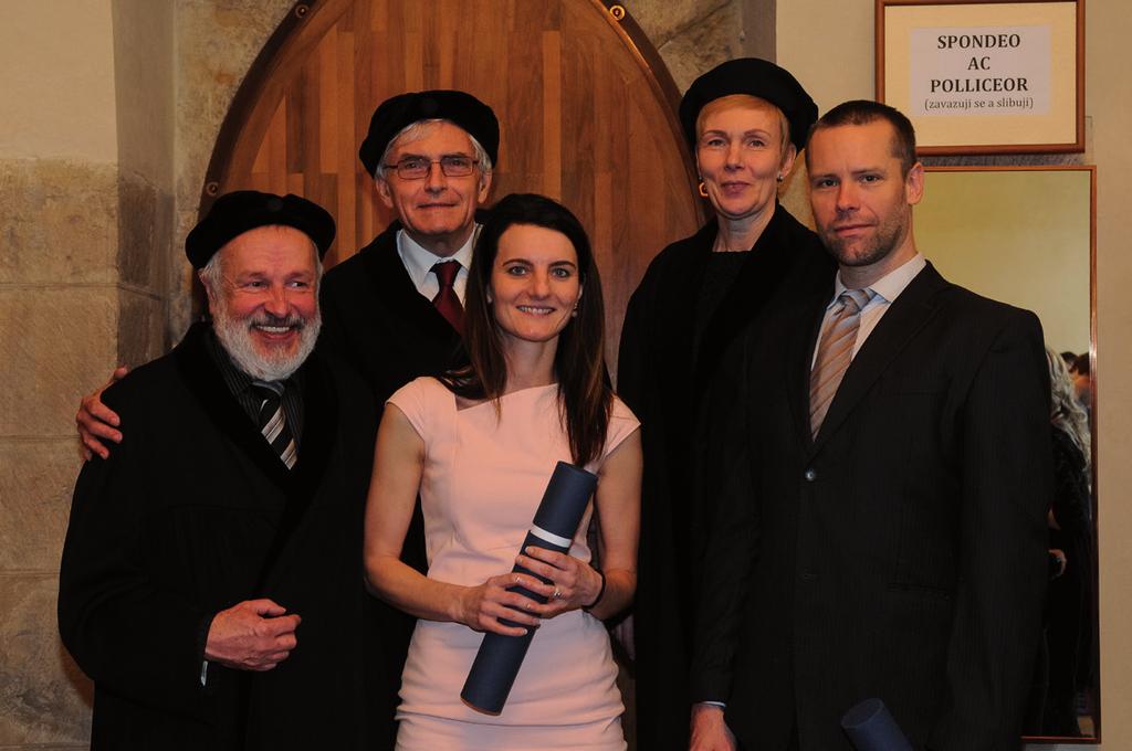 Praktická pneumologie Zleva: doc. MUDr. Milan Teřl, Ph.D., prof. MUDr. Miloš Pešek, CSc., MUDr. Olga Kirchnerová, Ph.D., MUDr. Gabriela Krákorová, Ph. D., a prim. MUDr. David Havel, Ph.D. Tato léčba má zásadní vliv na zdravotní stav a kvalitu života nemocných, vyžaduje však systematické a dlouhodobé sledování pacientů.