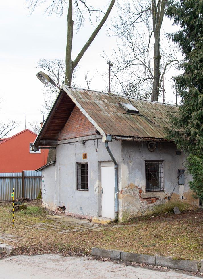 objektů v různých částech areálu.