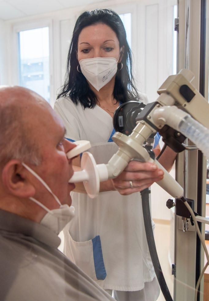 Podstoupí v ní všechna nezbytná vyšetření, jako je například spirometrie, rentgen plic a další.