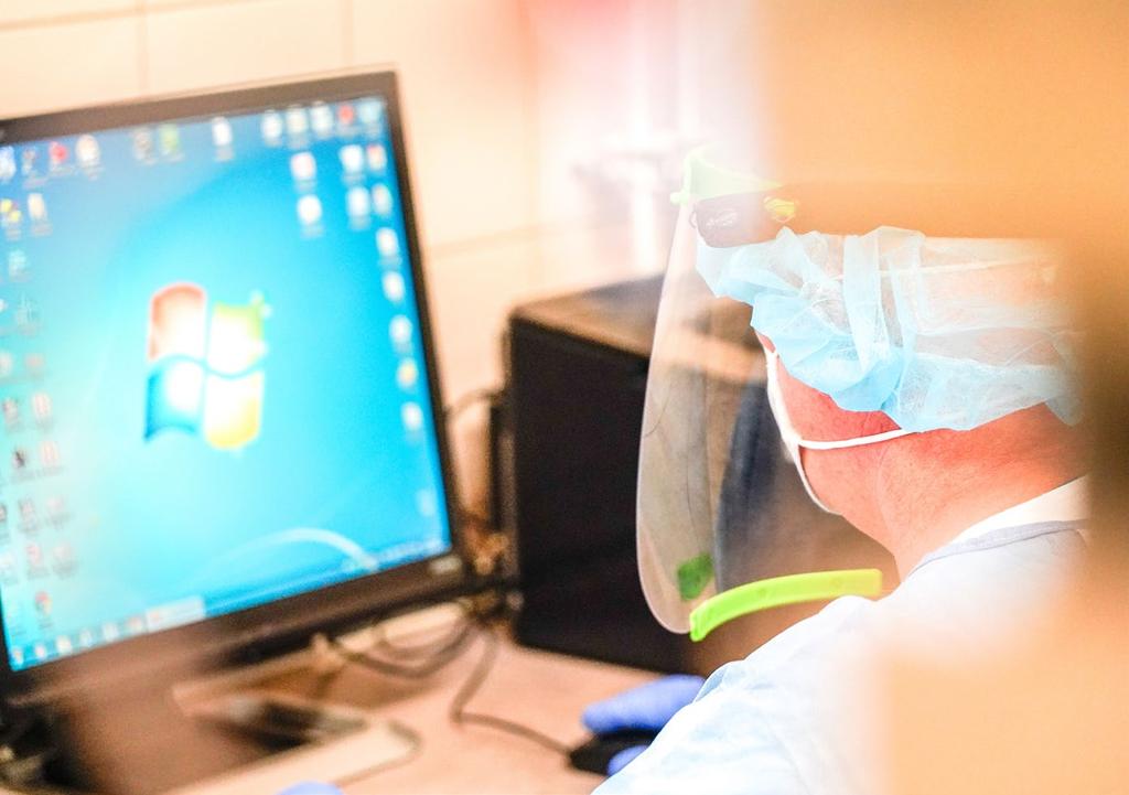 Úsek informačních technologií (UIT) zajišťuje v rutinním provozu přes 120 informačních systémů a aplikací, které jsou provozovány na přibližně 50 fyzických a 160 virtuálních serverech.