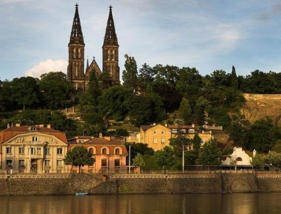 5. Vyšehrad: Vyšehrad stojí na vysoké skále nad řekou Vltavou.