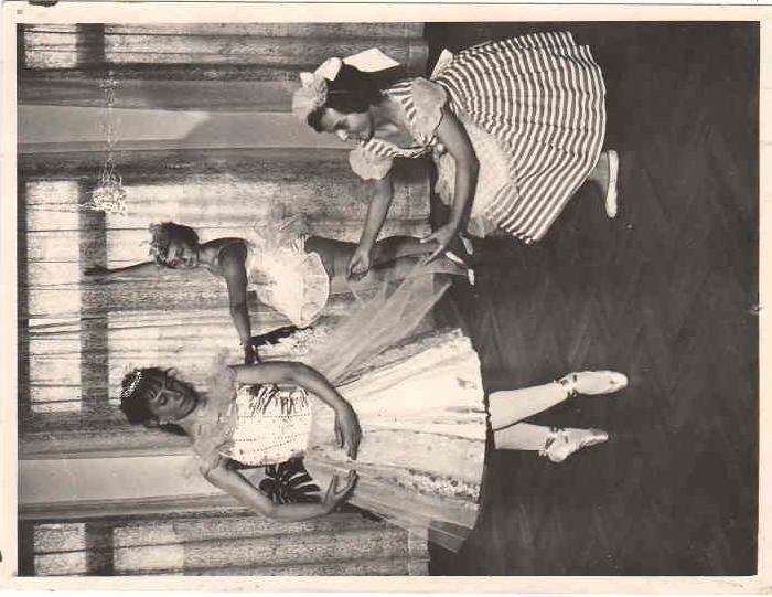 1961 1962 Po nedorozumění v Domě osvěty se nemohlo dál pokračovat v baletních kurzech a z tohoto důvodu se umělecká gymnastika připojuje k oddílu sportovní gymnastiky TJ Lokomotiva Šumperk.