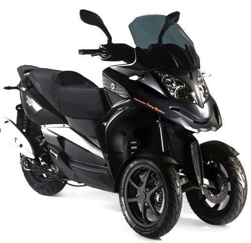PODVOZKY RŮZNÝCH TŘÍKOLOVÝCH VOZIDEL 2.1.2 QUADRO 350D Quadro 350 D je tříkolový skútr italského výrobce Quadro Technologie, který vidíme na obr. 2. Motor skútru je čtyřdobý jednoválec chlazený kapalinou s elektronickým vstřikováním.