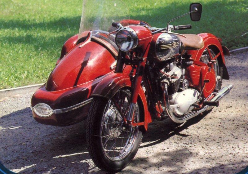 PODVOZKY RŮZNÝCH TŘÍKOLOVÝCH VOZIDEL s předním kolem motocyklu. Blatník je laminátový a je navržený tak, aby zabránil jakémukoliv vniknutí nečistoty z vozovky na osobu v postranním vozíku.