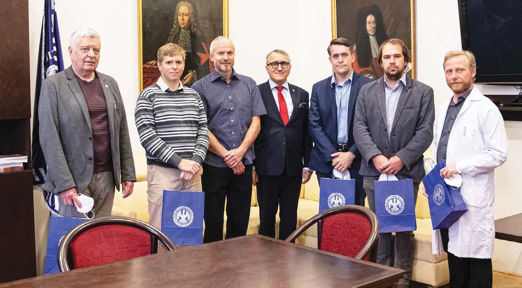 hodnocení výuky Nejlepší učitelé 1. LF UK očima mediků Děkan prof. Vokurka (uprostřed) ocenil práci prvních šesti nejlépe hodnocených učitelů (zleva: prof. Otomar Kittnar, Mgr. Ondřej Trnka, Mgr.