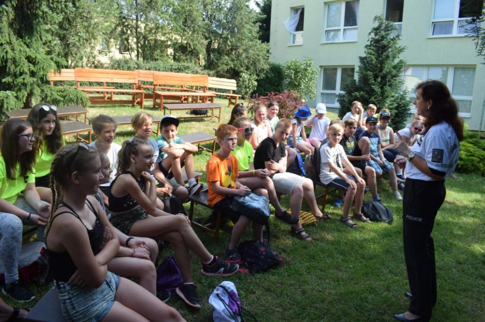 rozumné vyuţívání nabídky kulturních, regionálních a dalších subjektů a jejich programů a projektů, na výběru se podílí všichni zainteresovaní v pedagogickém procesu, zejména ředitelka školy (např. 1.