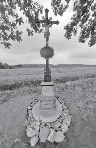 Bednářovi (kříž Na Pršíně), J. Goliášovi a P. Kropáčkovi (kříž u Lidmaně), kteří bez ohledu na své volno a pohodlí opravili na své náklady dva uvedené kříže.