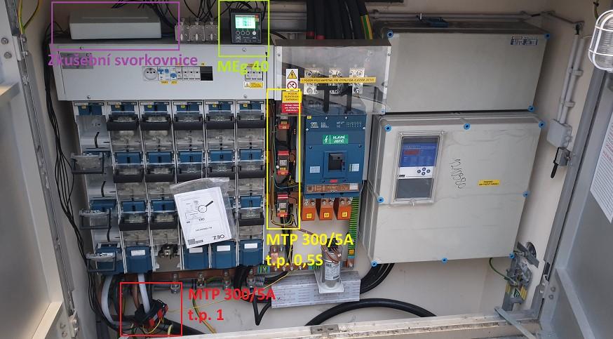 3.2 Fyzické provedení instalace měření Obr. 16 Rozvaděč NN s instalovanými MTP Fakturační měření odběrného místa je umístěno na měděných přípojnicích za kompaktním jističem MODEION výrobce OEZ.