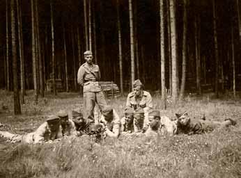 V létě 1938 se zintenzivnil výcvik všech útvarů Skupiny 1. Příslušníci kulometné roty I./46. praporu soustředěně naslouchají výkladu instruktora o funkci těžkého kulometu vz. 24.