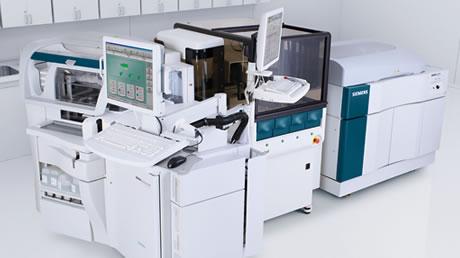 Propojení analyzátorů ADVIA 1800 System a ADVIA Centaur XP System pomocí VersaCell System Analyzátory ADVIA 1800 a ADVIA Centaur XP jsou původně analyzátory firmy Bayer.