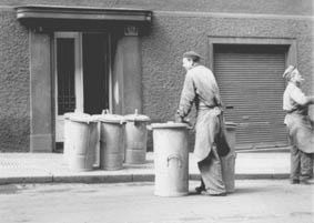 století Do té doby se stále rostoucí města, která se už jen velmi obtížně zbavovala zvětšujících se hromad odpadu, potýkala s obrovskými epidemiemi cholery a dalších nemocí.