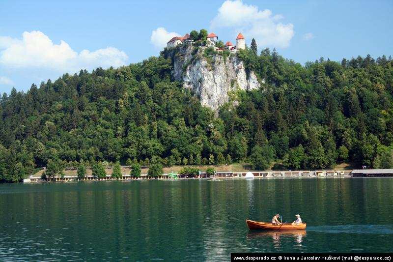 (ubytování v kempu) Bled Lázeňská tradice městečka Bled (6000 obyvatel), ležícího v nadmořské výšce kolem 500 metrů, pochází z dob rakouského panství (od roku 1803).