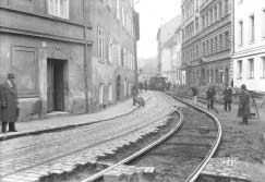 Z HISTORIE Likvidace nejstaröì praûskè kolejovè splìtky v LetenskÈ ulici v dubnu 1937. Foto: sbìrka autora Ned vno zaëaly praûskè tramvaje jezdit po novè (provizornì) kolejovè splìtce.