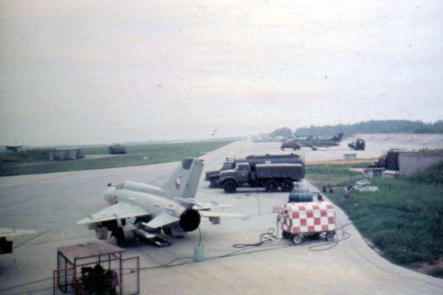 17. ledna 1989 byl poslední let letounu SU-7 do leteckého muzea Praha-Kbely. V letech 1990-1991 je na letiště v Náměšti nad Oslavou dislokován 8.