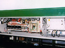ELEKTRICKÁ DOPRAVA 63 Vestavěný modul s tyristorovými měniči u lehkých článkových expresů a elektrických jednotek bývá umístěn pod rámem každého vozu Česká dvousystémová elektrická lokomotiva 363 065