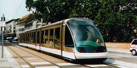 ELEKTRICKÁ DOPRAVA 67 Na nádraží v Karlsruhe je možné přestupovat z dvousystémové článkové tramvaje přímo na expresy ICE Tříčlánková nízkopodlažní Eurotramvaj s nevšedním italským designem (ve