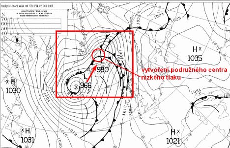 b) zdroj: MetOffice c) zdroj: MetOffice Obrázek 13 a, b,c: Regenerace cyklóny, tak jak jsme ji mohli pozorovat od 6.10. do 8.10.2005 (červené šipky vyznačují trend pohybu jednotlivých center, resp.
