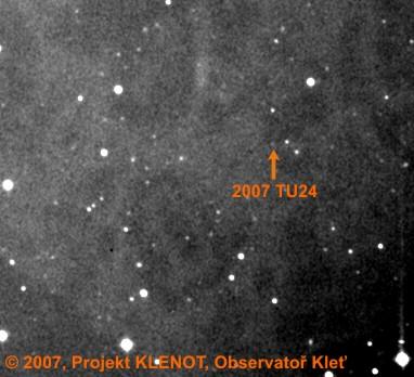 2007 TU24 dne 14. íjna 2007 (planetka ozna ena ipkou - 20.