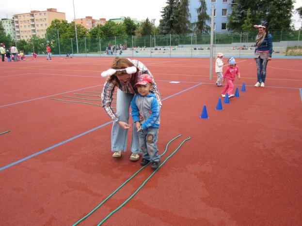 Obr. 2: Překážková dráha Pohybová hra Myslivci a zajíc Pomůcky: gymball, švédská bedna, malé míčky, lana.