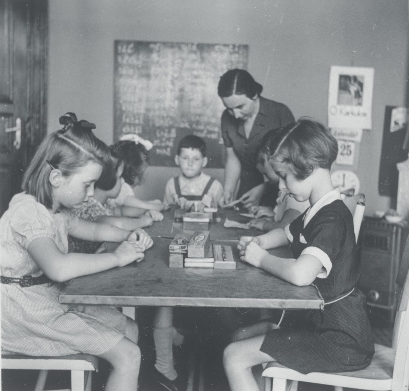 79 97 Ilegální vzdělávací kroužek židovských dětí učitelky Marie Neumannové-Koťátkové Židovské muzeum v Praze Od školního roku 1940/1941 bylo zakázáno židovským dětem navštěvovat běžné školy.