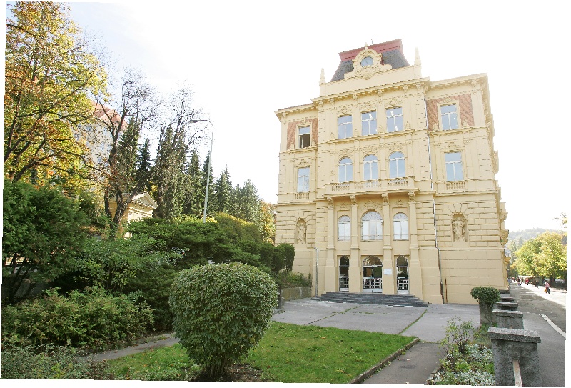 Charakteristika školy Škola vznikla v roce 1993 jako jedna z prvních soukromých škol v České republice. Od 1.9.2012 se škola přestěhovala na nábřeží Jana Palacha 20 v Karlových Varech.