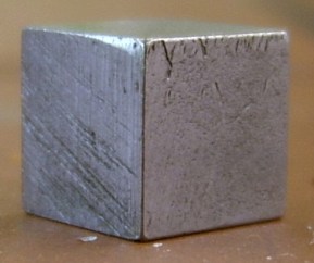 Cín (Sn) polymorfní kov, jehož nízkoteplotní modifikace α (stabilní pod 13,2 C) má podobu šedého prášku