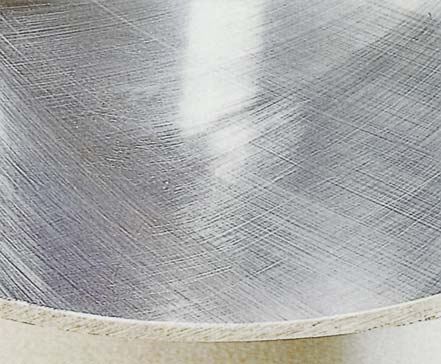 Vlastnosti povrchu nezávisí na použitém materiálu, jímž jsou bezešvé či svařované trubky tažené za studena nebo trubky válcované za tepla.
